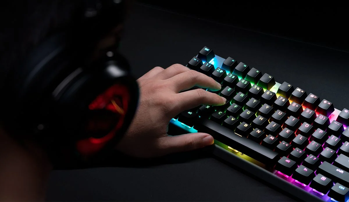 AZ XPG BEMUTATTA A MAGE MECHANIKUS GAMER BILLENTYŰZETET